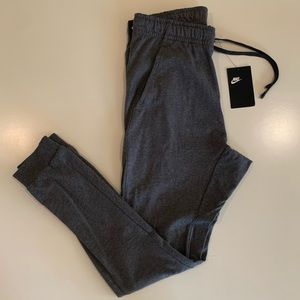| NWT | Nike Standard Fit Joggers
